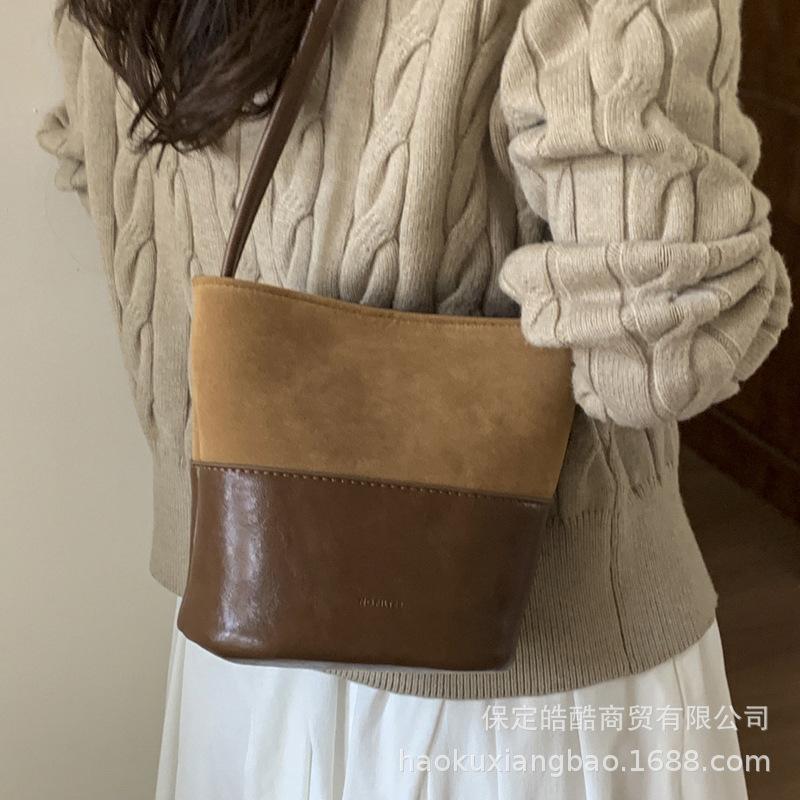 Crossbody bag women's bag 2025 new autumn and winter retro fashion shoulder bag high sense super fire exquisite crossbody bucket bag