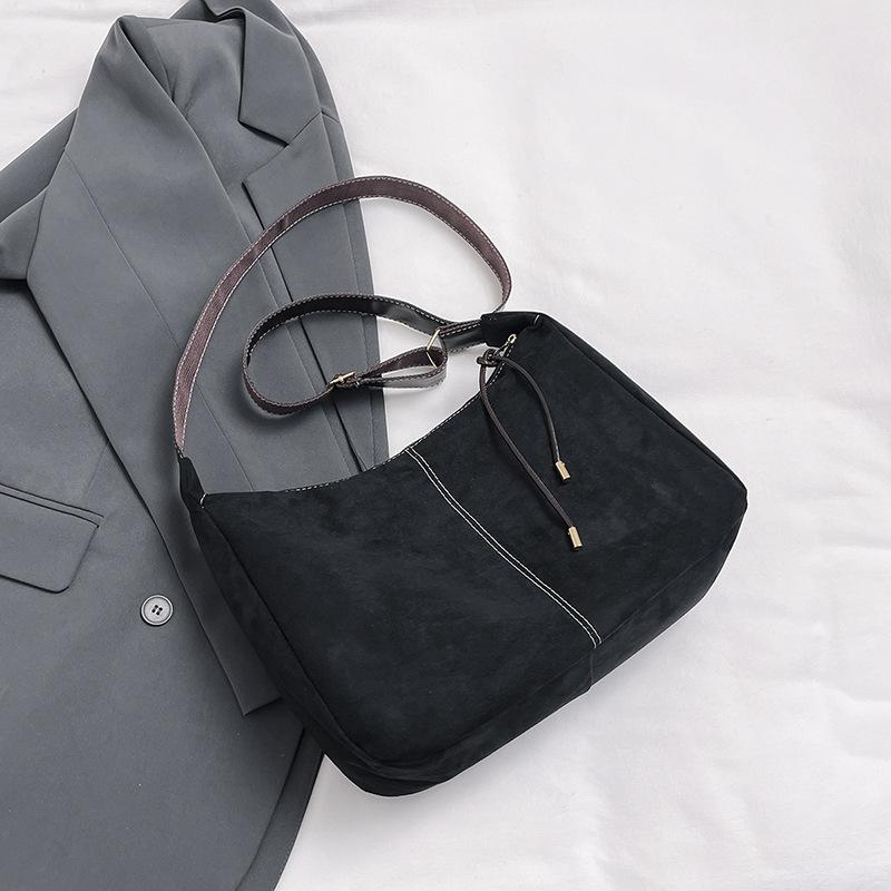 

Популярная в этом году повседневная сумка из замши, женская, осень 2025, новая, большая вместительная сумка на плечо, сумка под мышкой, сумка-мессенджер чёрный