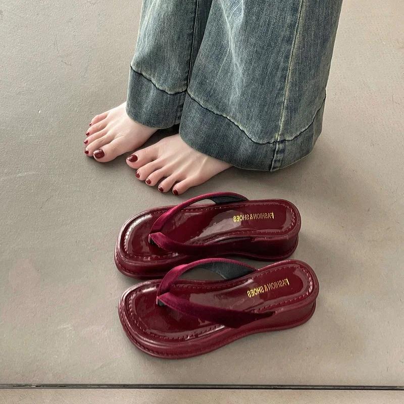 Modă Comemore Papuci de vară noi cu deget pentru femei, Modă Elegantă, cu talpă groasă, Pantofi tip șlapi cu pană de exterior pentru doamne