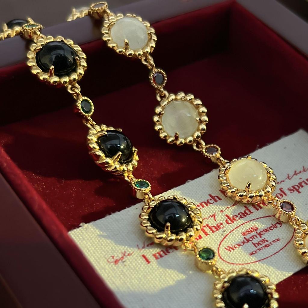 2023 Vintage-Style White Shell Retro Bracelet - Moonlight Treasure Box Design