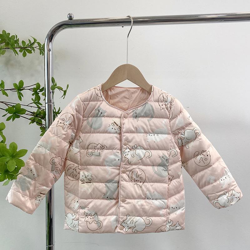 Leichte Daunenjacken für Kinder im Winter werden über dem Innentank getragen.. Im Winter 2025 haben ältere Kinder, Mädchen und Babys weiße Entendaunen.