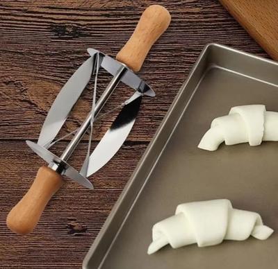 Nerezový valčekový krájač na croissanty Krájač na tvarované pečivo Valček na cesto Drevená rukoväť Pekárske nástroje Kuchynský nôž