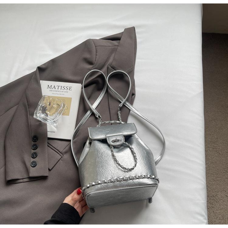 

Fashion texture chain backpack bag 2025 new oil wax leather travel backpack niche versatile student schoolbag women