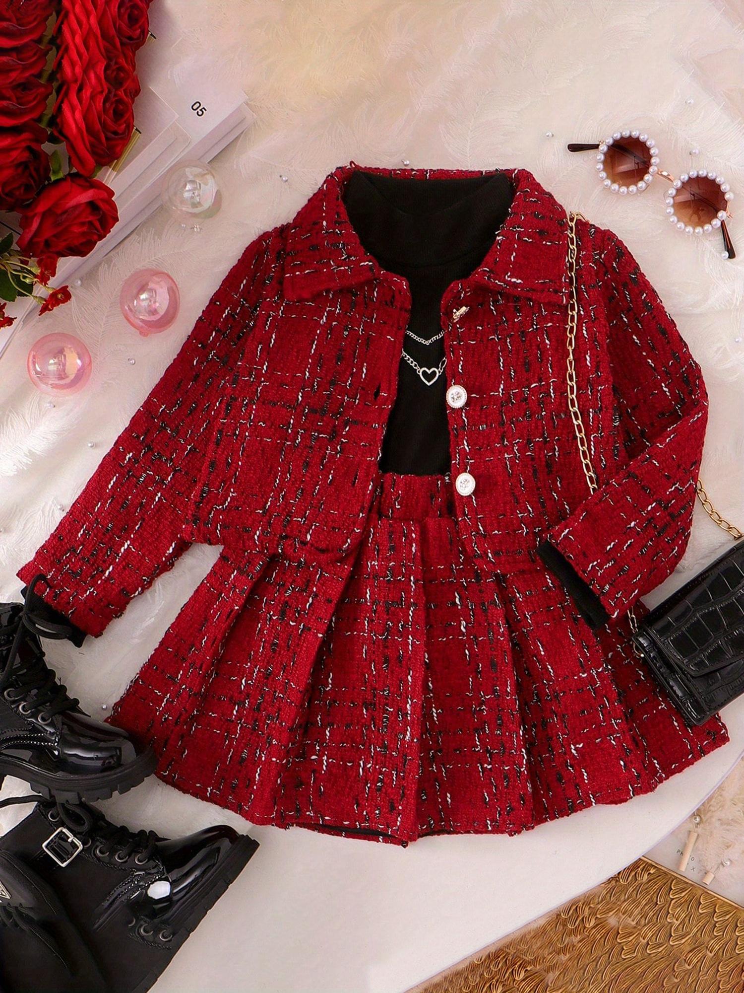 

Комплект из трех предметов для девочек: черный топ-водолазка, красная клетчатая плиссированная юбка, красное клетчатое короткое пальто. Повседневная и удобная одежда для ежедневной носки, для дня рождения, семейного праздника. 110cm красный