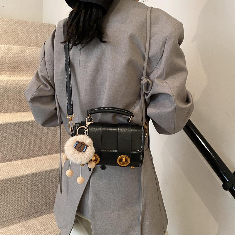 Retro portable small bag women's 2025 new versatile shoulder bag fashion pillow-type lock messenger bag