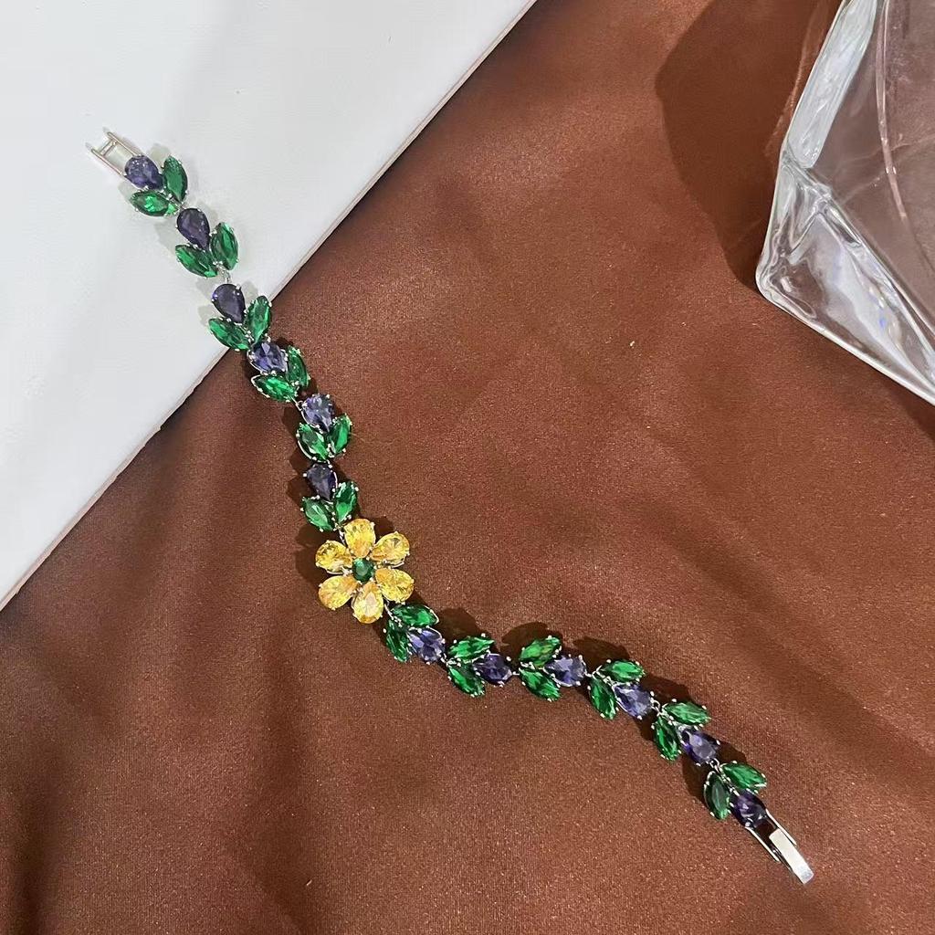 Elegant Heart-Shaped Zircon Bracelet with Fashionable Design