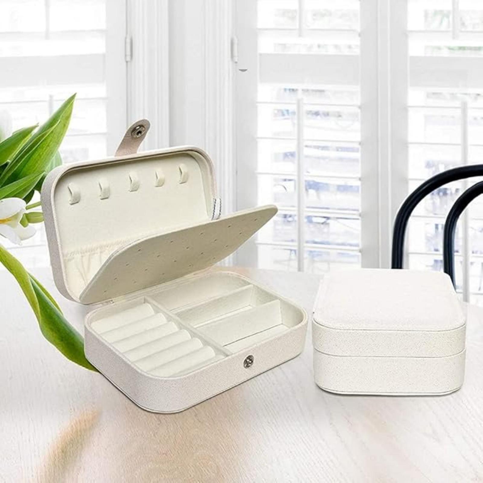 

Маленькая дорожная шкатулка для украшений для женщин и девочек, органайзер для хранения украшений для сережек, колец, ожерелий и браслетов, двухслойный футляр для украшений из искусственной кожи белый