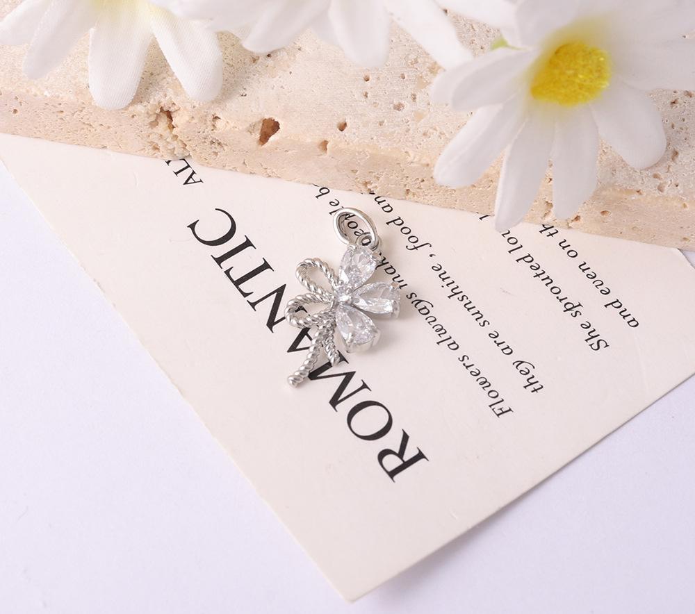 Двухцветное золотисто-серебряное колье-подвеска с бантом из страз