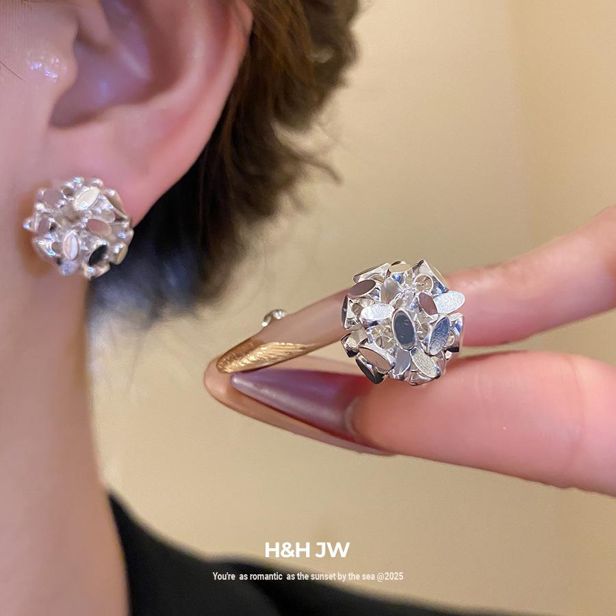 K real gold electroplated flower cluster ear clips European and American retro simple fashion temperament earrings light luxury high-end earrings