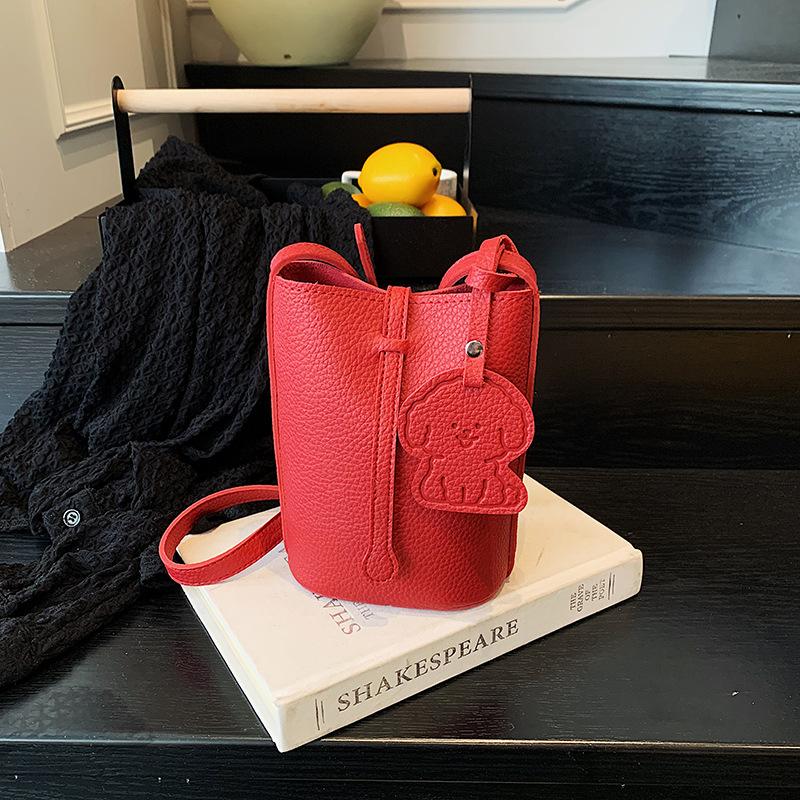 Korean Version of Fashion Mobile Phone Bag Crossbody Women's Bag 2025 New Simple Lychee Pattern Bucket Bag Versatile Shoulder Bag