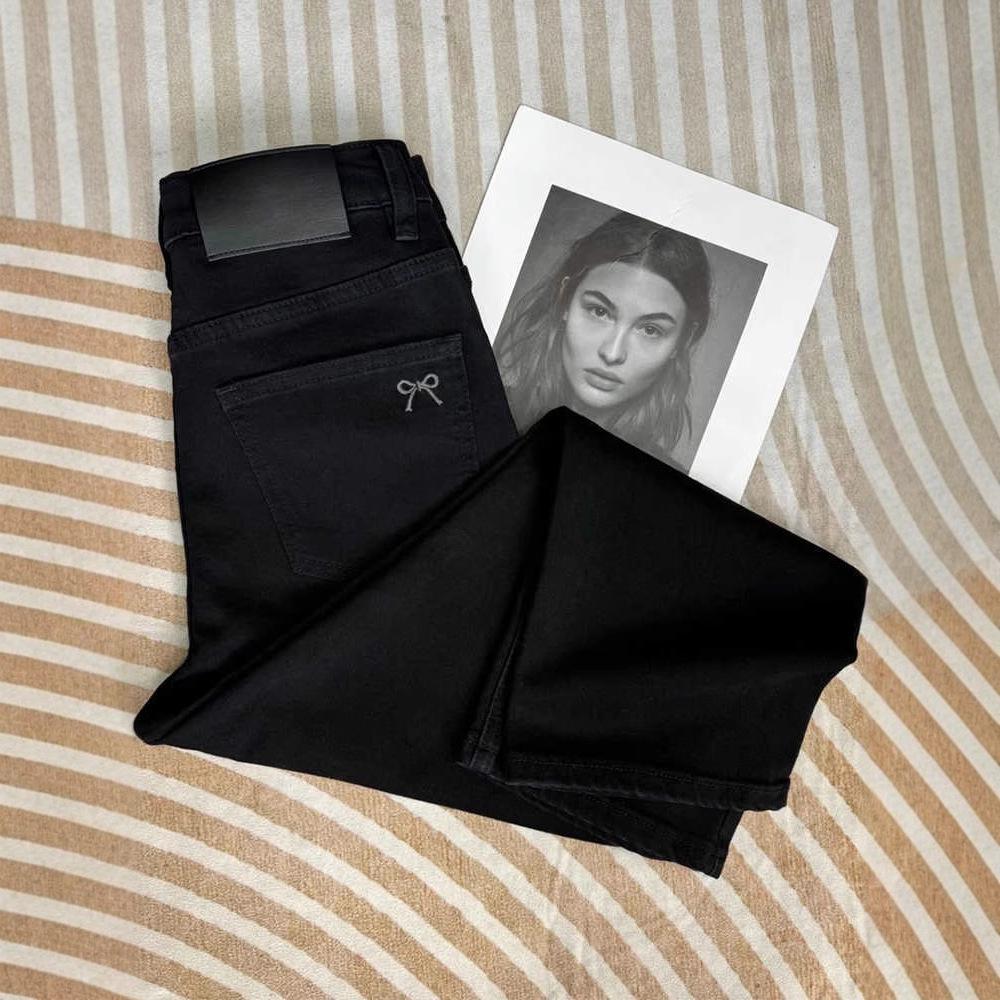 High-Waist Black Jeans for Plus-Size Women – Slimming, Pear-Shaped Fit