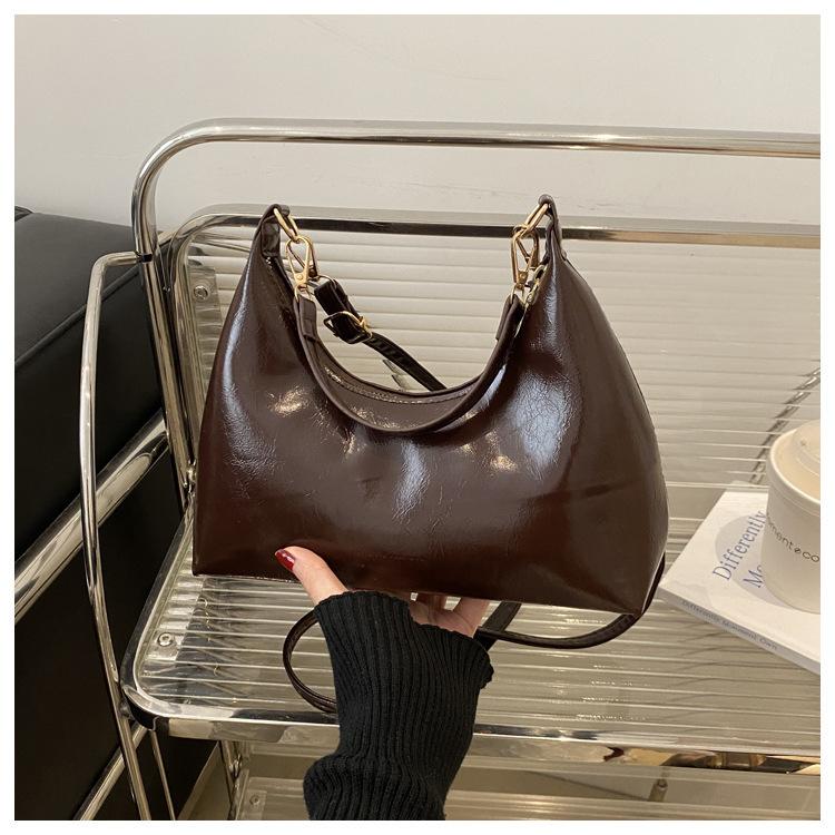 Textured Oil Wax Leather Solid Color 2025 New Winter Retro Casual Large Capacity Single Shoulder Underarm Crossbody Underarm Women's Bag