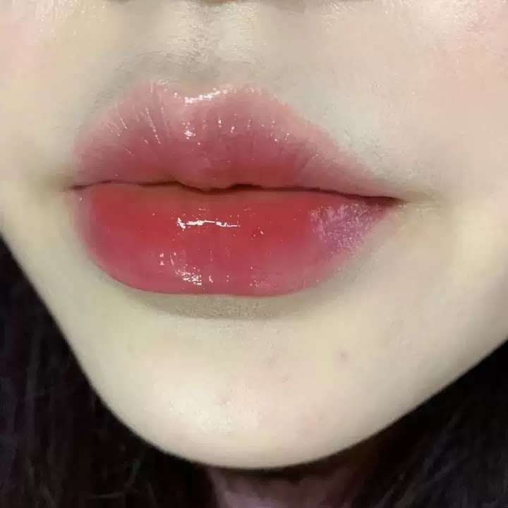 Korean-Style Youthful Look! Mirror-Like Glossy Lip Gloss for Plump Lips, Natural and Pure, Enhances Complexion, Cool Pink Lipstick in Solid Form