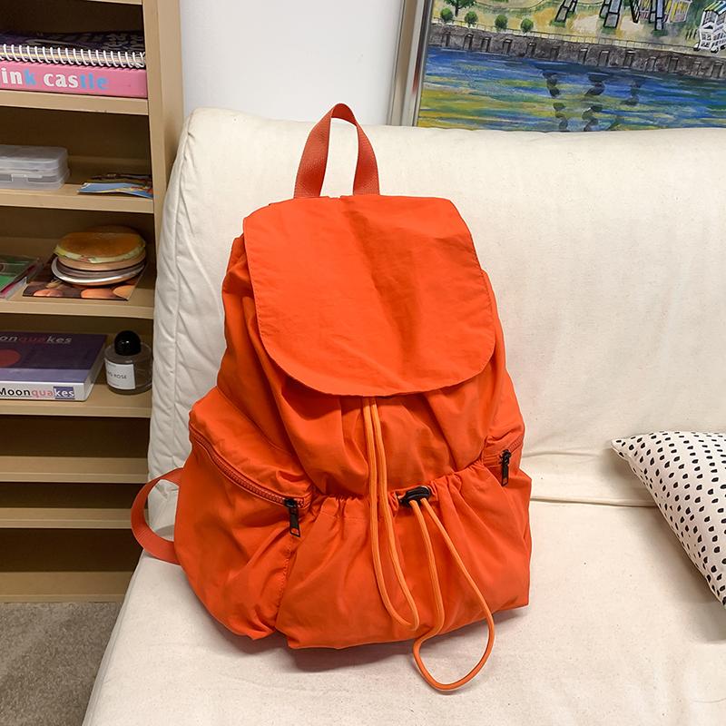 Neu - modischer plissierter Rucksack mit Kordelzug. Es ein Nischen- - designtes, trendiges - aussehendes Rucksack für Frauen, mit einem großen