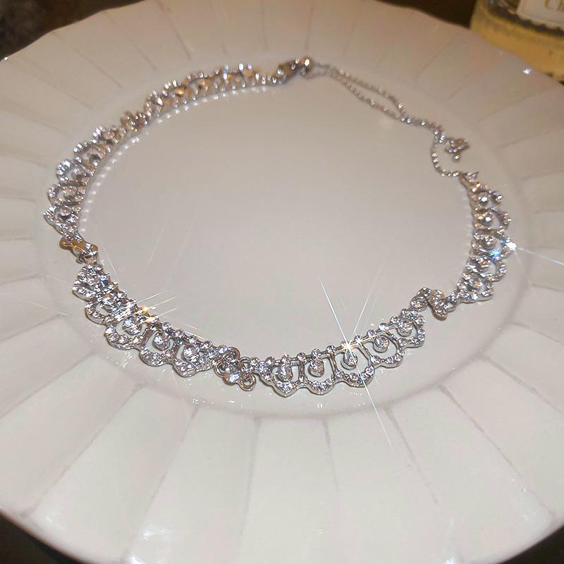 

Элегантное кружевное колье-капля с бриллиантами - Минималистичная роскошь для женщин