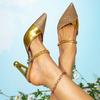Damenschuhe goldene Sandaletten mit hohen Absätzen Partyschuhe speziell geformter Absatz Kettendekoration spitz farblich passend schlichte High Heels