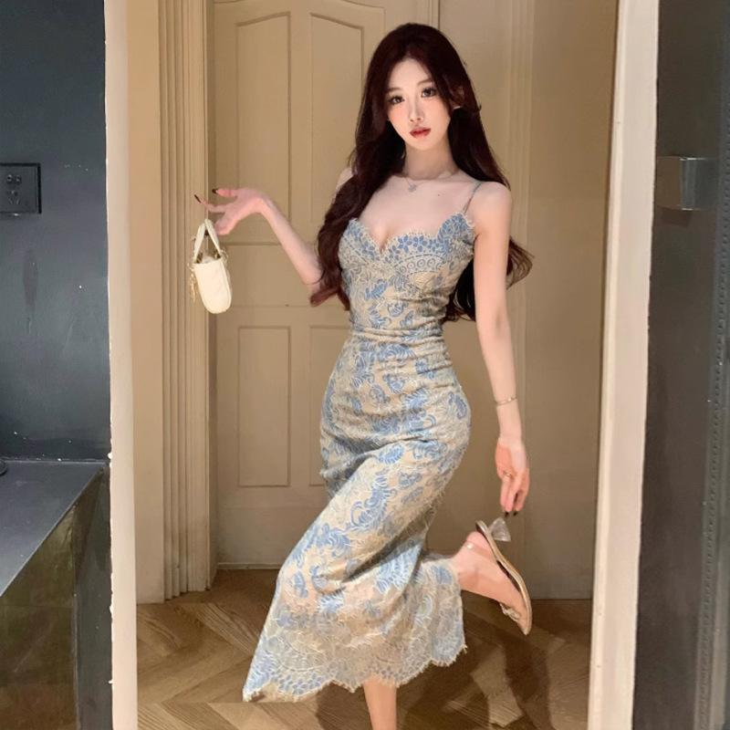 

Женское платье в национальном стиле с высоким разрезом, связанное крючком из кружева L