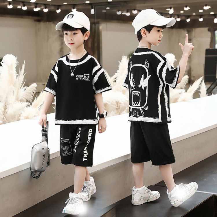 חליפת טרנינג כותנה יומיומית לבנים עם גרפיטי אלפביתי קונטרסטי - סט חולצת טי ושורטים לבית ספר ולקיץ