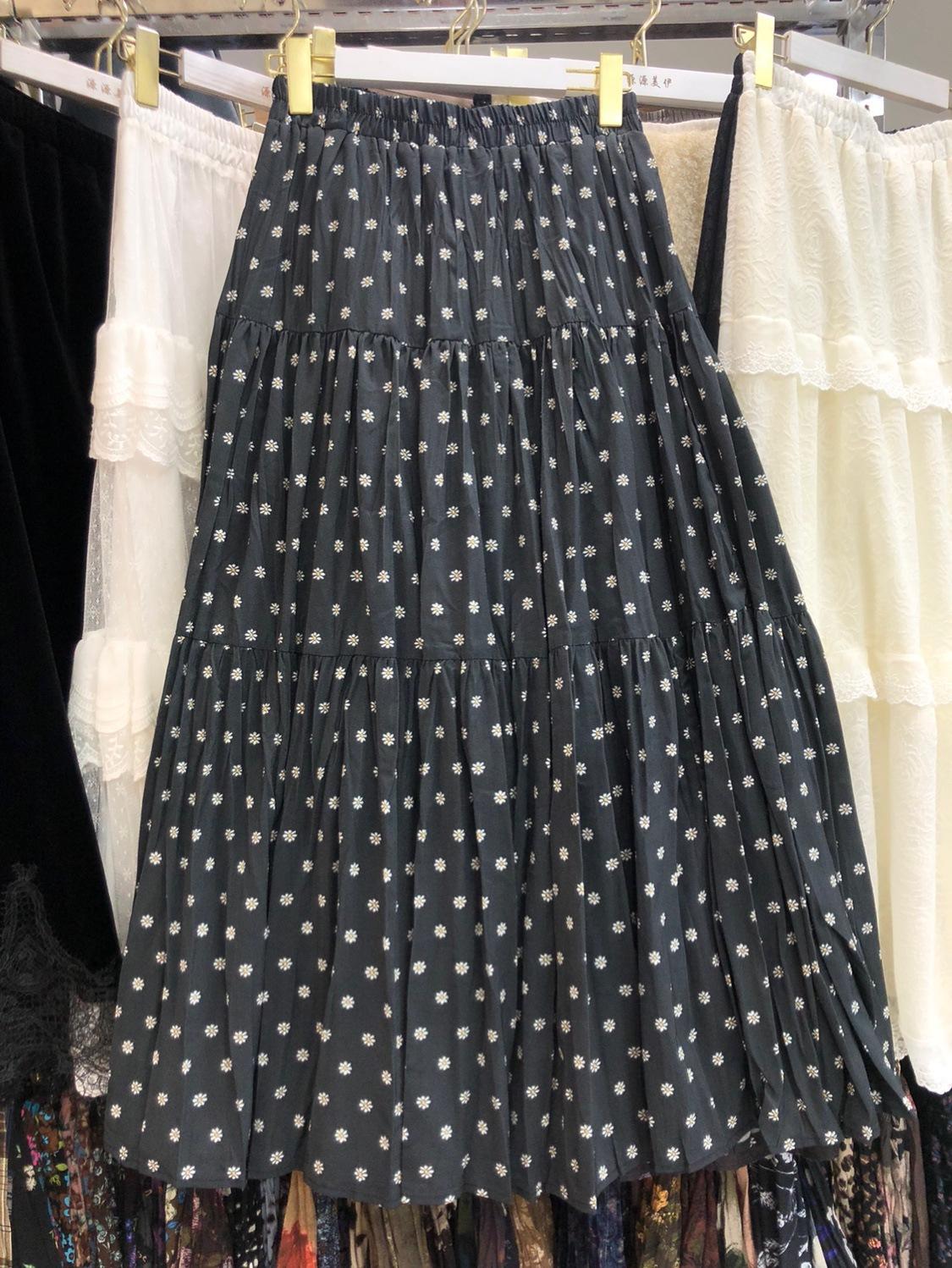 

Не привередливые, универсальные модели 24 осенние юбки с высокой талией и тонкие юбки-шорты, юбки с цветочным принтом и снежинками, зимние женские модели средней и длинной длины One size цветочный