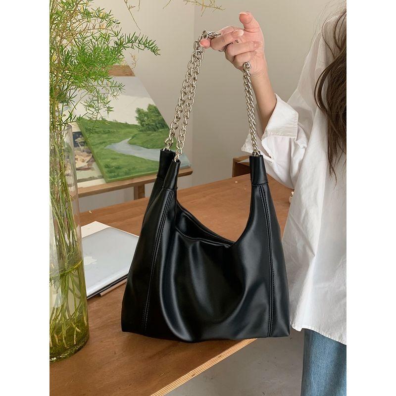 

Large Capacity Fashion Commuter Soft Leather Shoulder Bag Chain Black