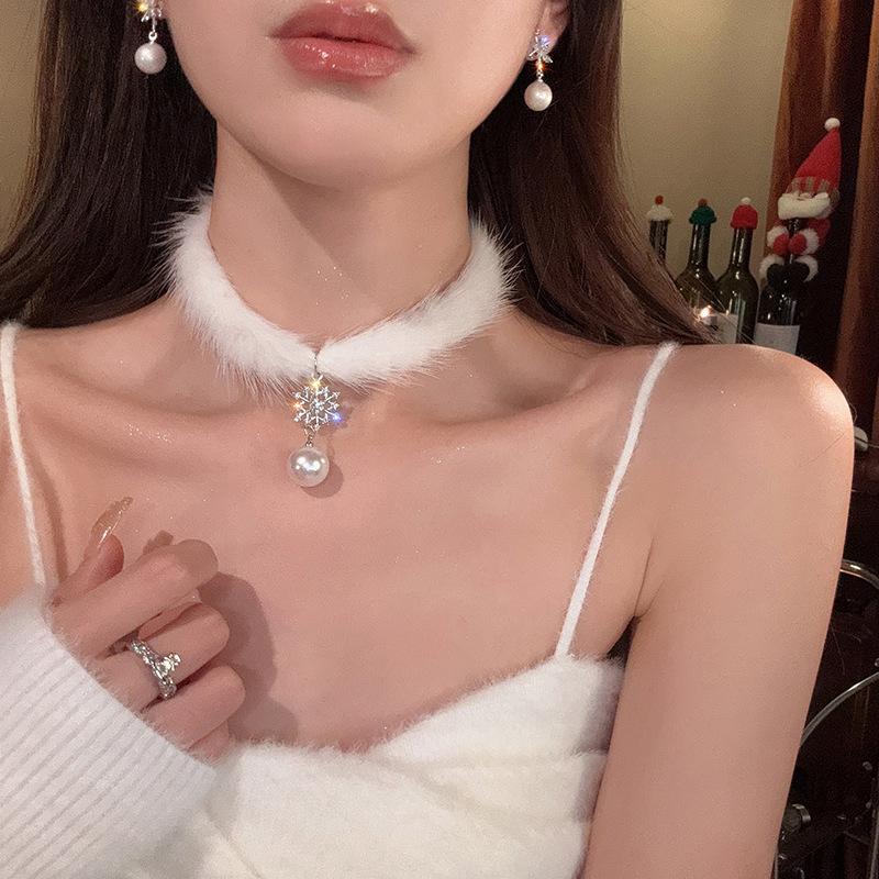 Autumn and winter Christmas zircon snowflake pearl necklace niche fashion temperament neck chain high-end versatile jewelry