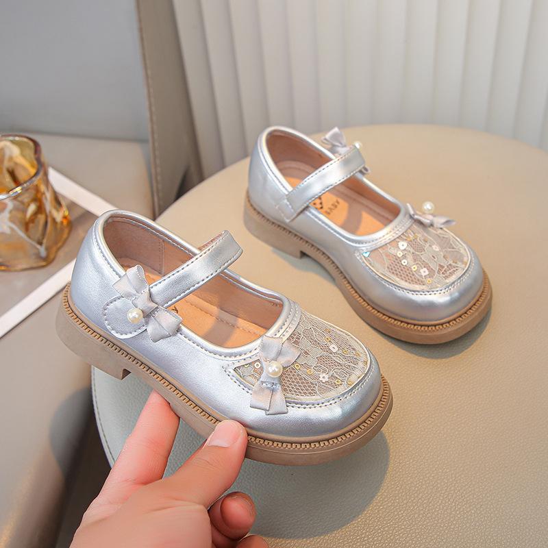 

Girls leather shoes, princess shoes for girls2026New autumn and winter stylish soft-soled pearl shoes for children and toddlers 31-35One Hand5Double срібний