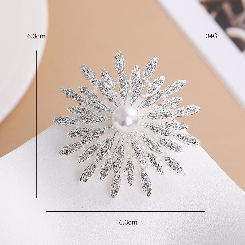 

Золотая брошь «Подсолнух» с бриллиантами и жемчугом: Элегантный аксессуар для воротников пиджака 6.3x6.3cm, 34g серебряный