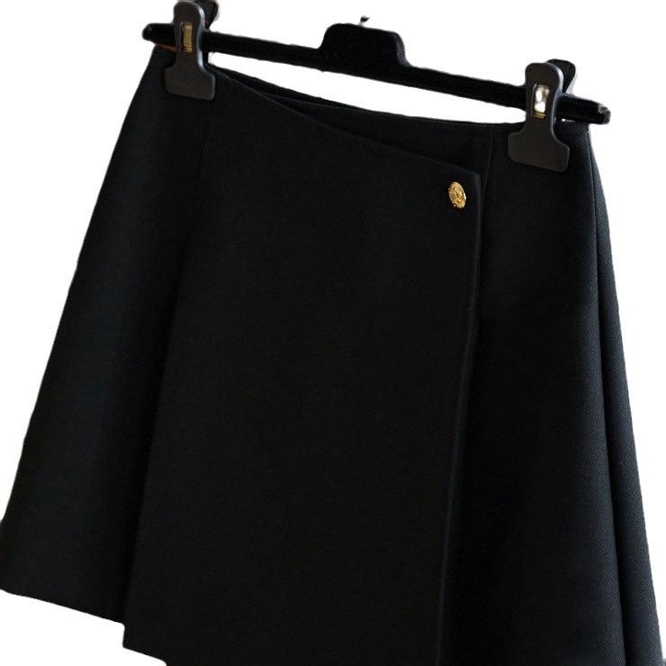 In Stock: Elegant One-Piece Pleated Short Skirt with Chic Metal Buckle for Women