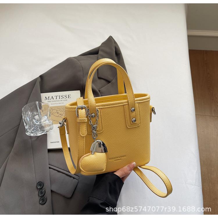 

Fashion shoulder small bag women s 2025 new fashion popular foreign texture messenger bag portable bucket bag tide жёлтый