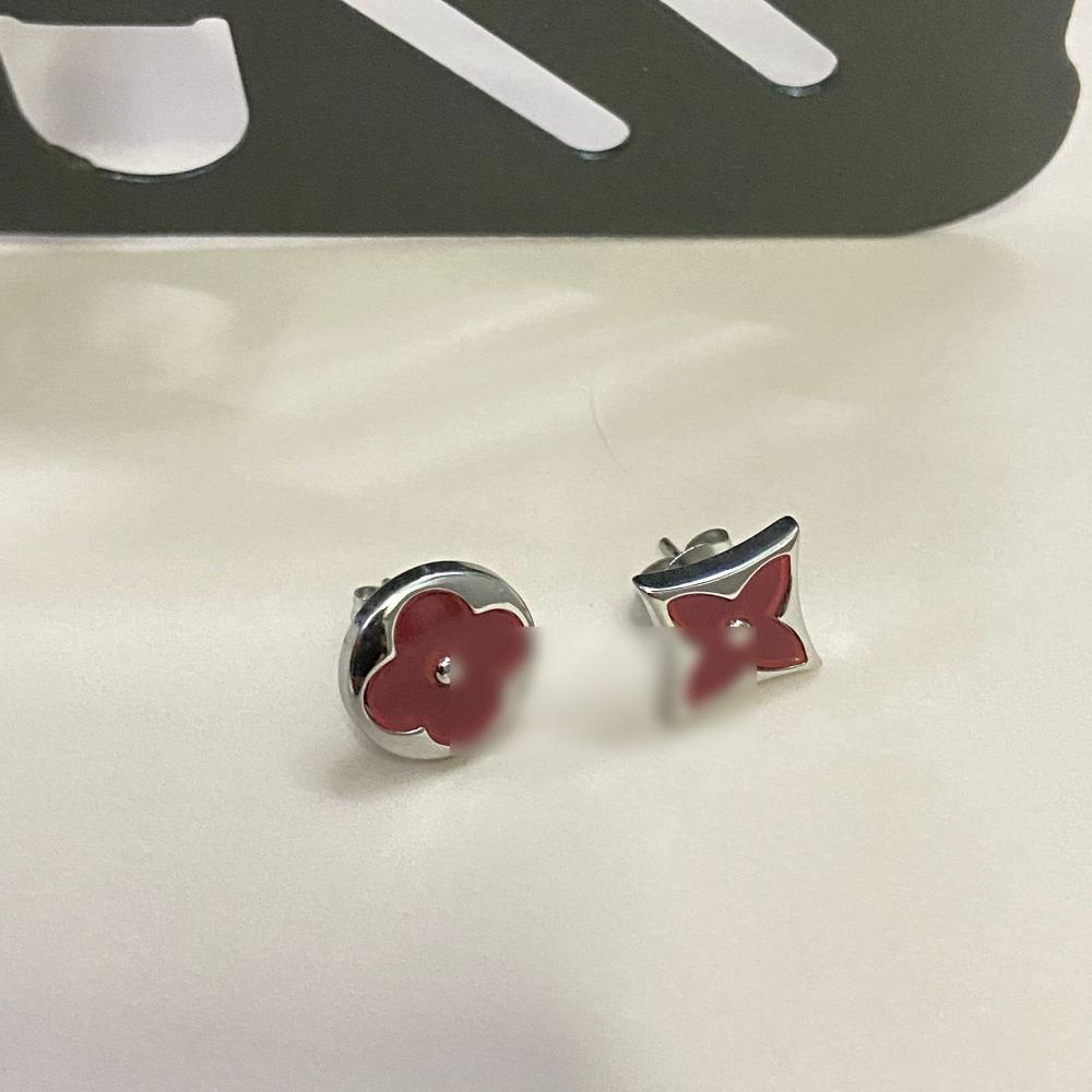 Náušnice se čtyřlístkem Kulaté květinové náušnice Špičaté květinové náušnice Náušnice z perleti a diamantů Stylovénejjednodušší ke kombinacivýprodejnovýtrendy