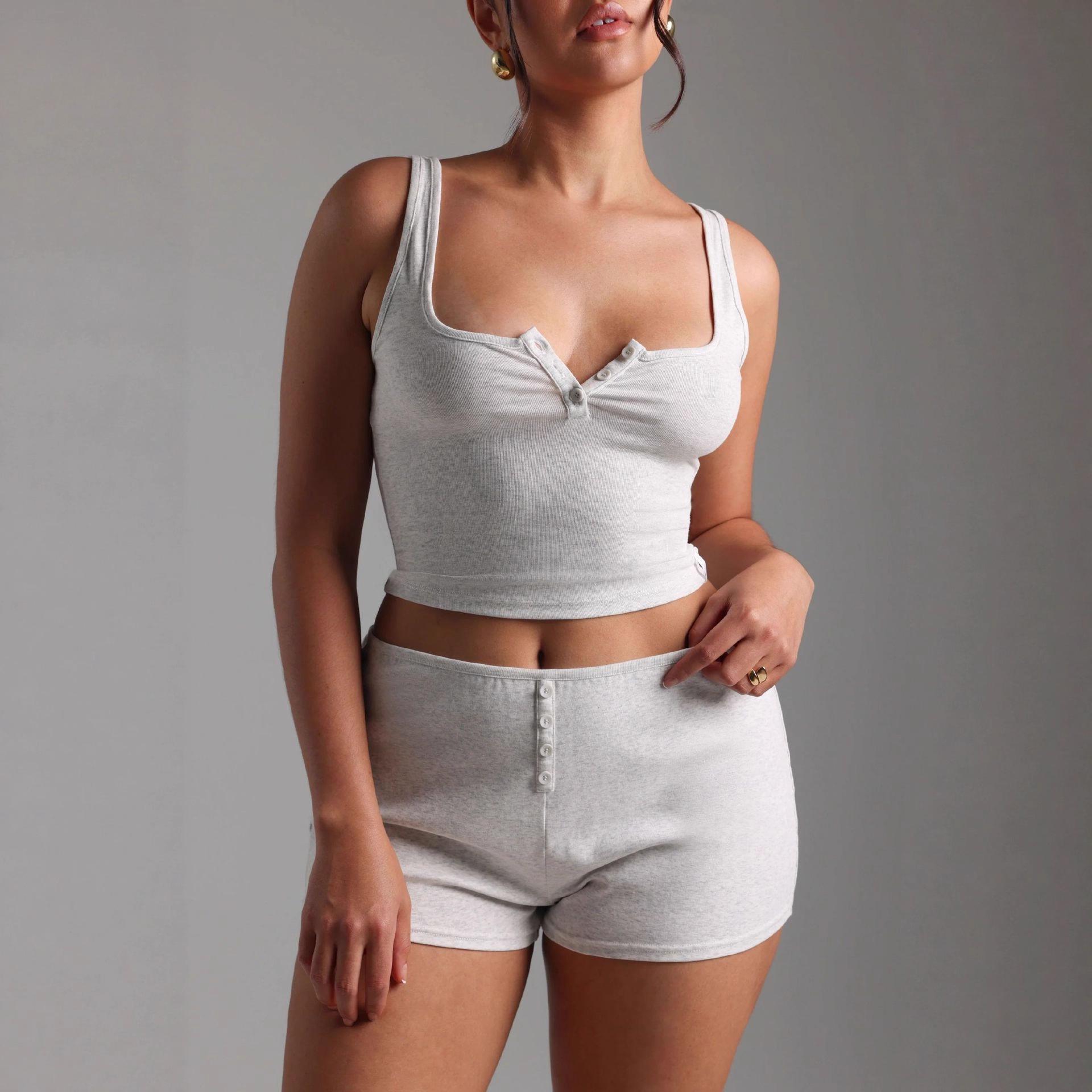 Trendy Women s Knit Sleeveless Vest and Shorts Set - Two-Piece Sporty Casual Lounge Wear. Small светло-серый