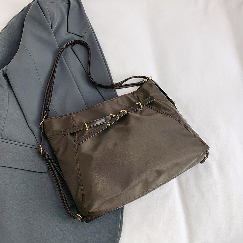 

Женская сумка-тоут 2025 осень-зима новая большая вместительная матовая сумка рюкзак контрастного цвета мессенджер дорожный рюкзак