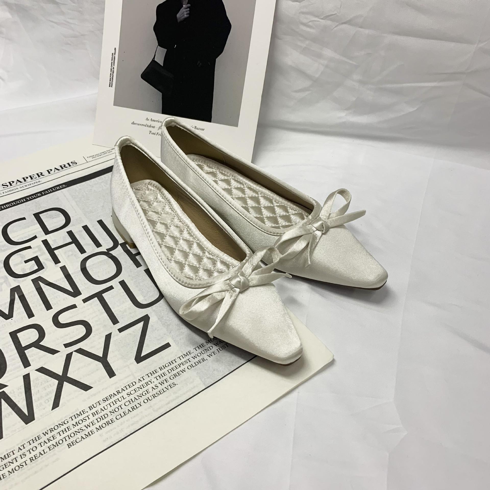 

Spot second hair! One-pedal commuter single shoes women s French retro bow embroidery thread versatile shallow mouth pointed single shoes 40 белый