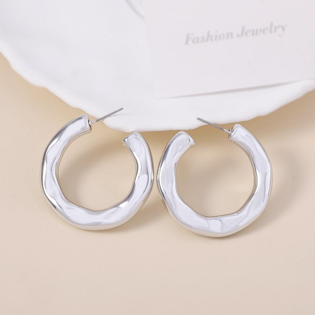 Stylish hammer-patterned geometric circle C-shaped stud earrings, simple wavy style, trendy, casual and elegant, niche earrings