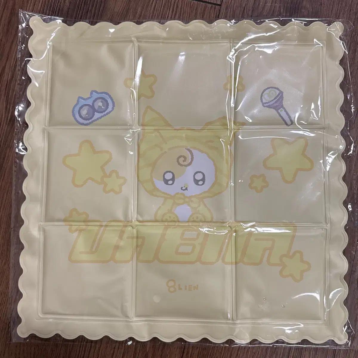 

Iu Охлаждающий Кушон Версия Иэн