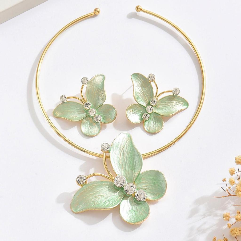 European-American Starfish Necklace & Earring Set: High-End Clavicle Chain, Light Luxury Vacation Style for Women.
