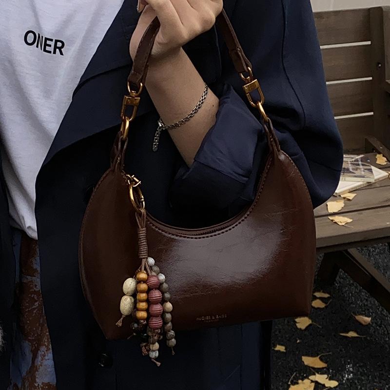 Retro large-capacity bag women's autumn 2025 new popular simple messenger bag commuter shoulder small square bag