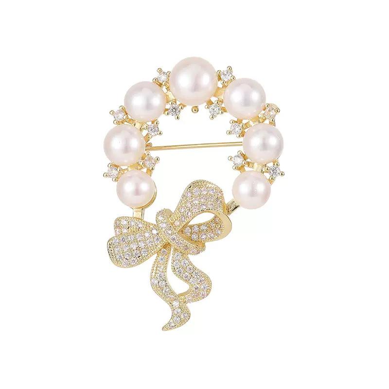 Broșă Perle Visătoare: Accesoriu Elegant, Versatil și Unic pentru Palton pentru Femei