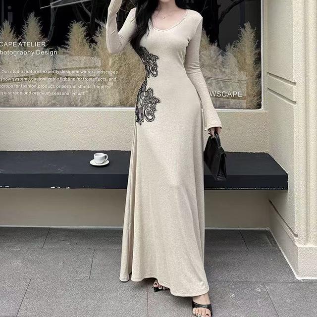 2026 Elegant Chinese-Style Patchwork Lace V-Neck Dress with Coat, Waist-Cinched, Slim-Fit, Autumn/Winter Collection.
