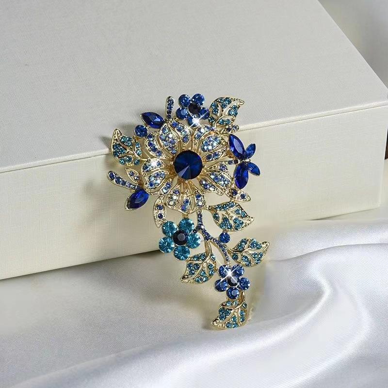 High-end New Flower Women's Brooch Luxury Court Crystal Retro Temperament Brooch Fashion Versatile Brooch