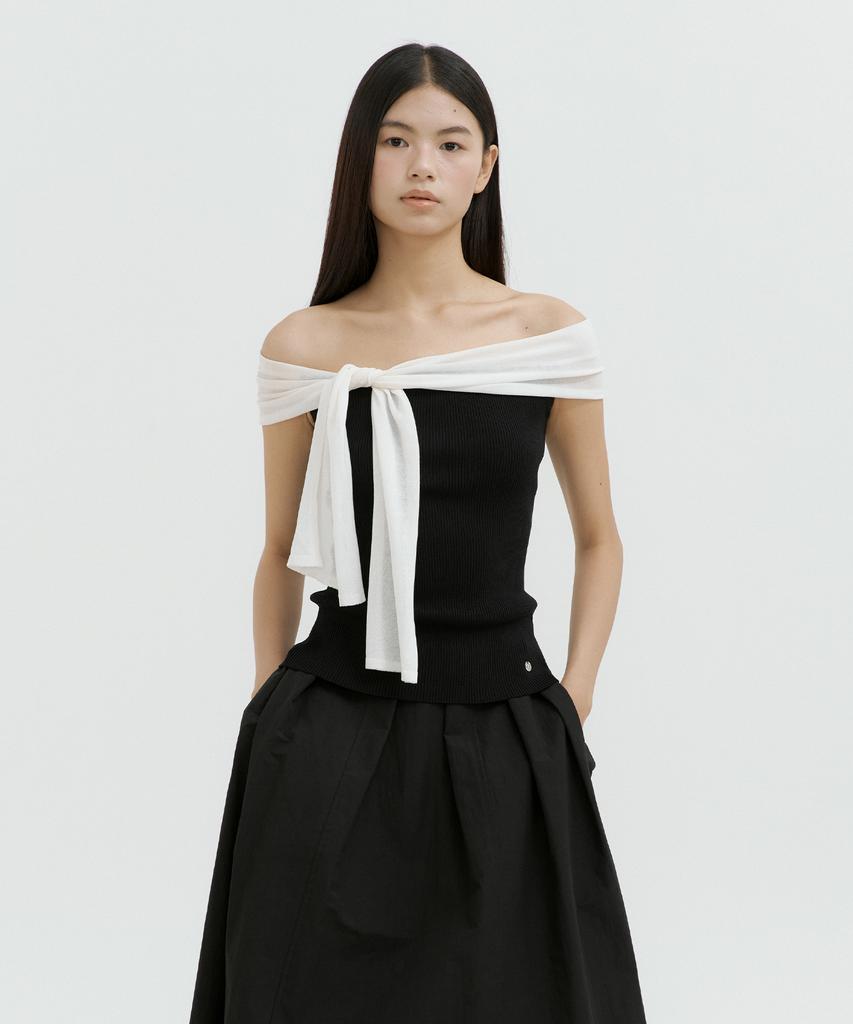 LUCIR ZU Ribbon Off-Shoulder Knit (Black)