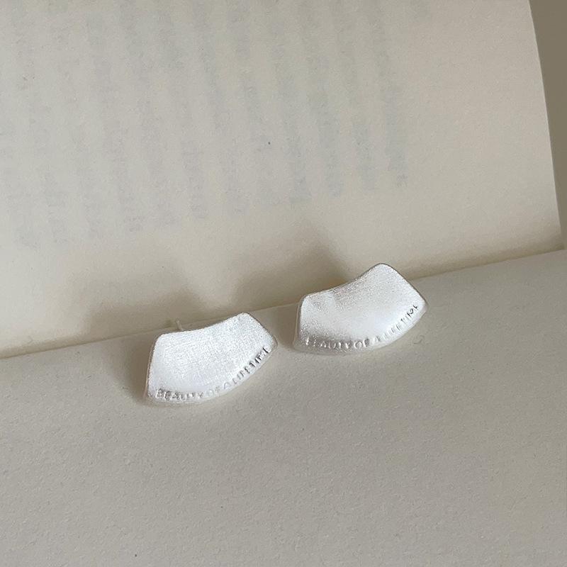 

Серьги из матового металла премиум-класса: Стиль для уникальных, модных женщин