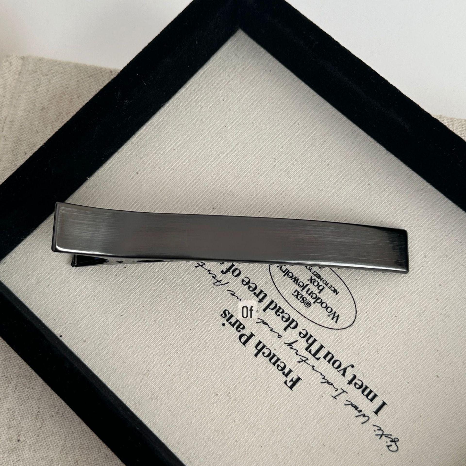 

Премиальная заколка-зажим из матового металла для боковой челки - стильный женский аксессуар для волос