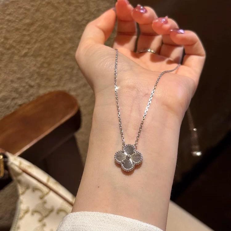 2025 Women's Four-Leaf Clover Necklace: Elegant Light Luxury Clavicle Chain Birthday Gift