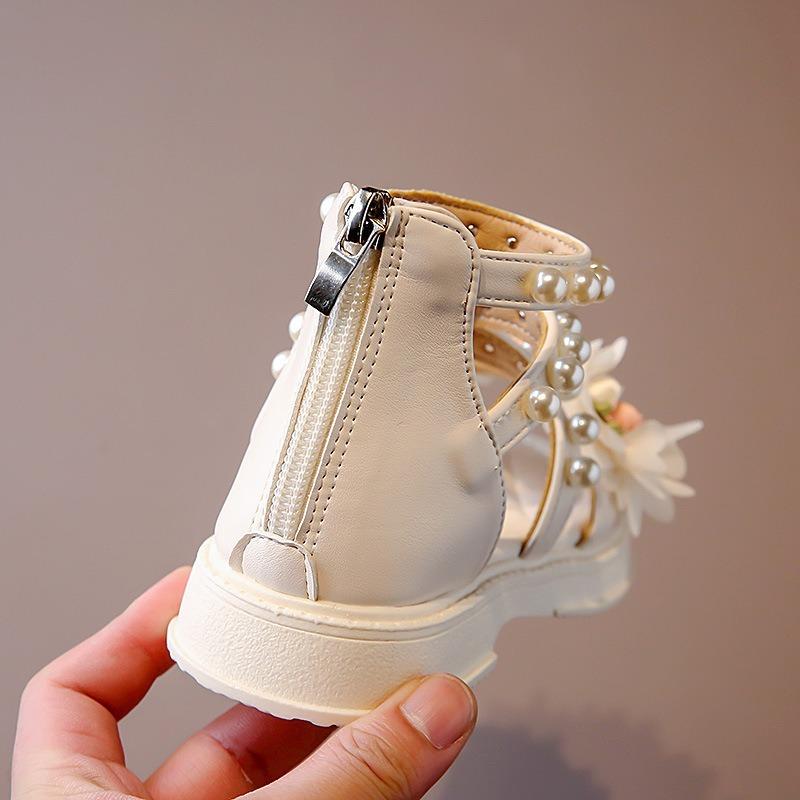 Sandálias para Meninas 2026 Verão Novo Moda Pequena Princesa Sapatos Estilo Fada Flor Bebê Solado Macio Sapatos de Pérola