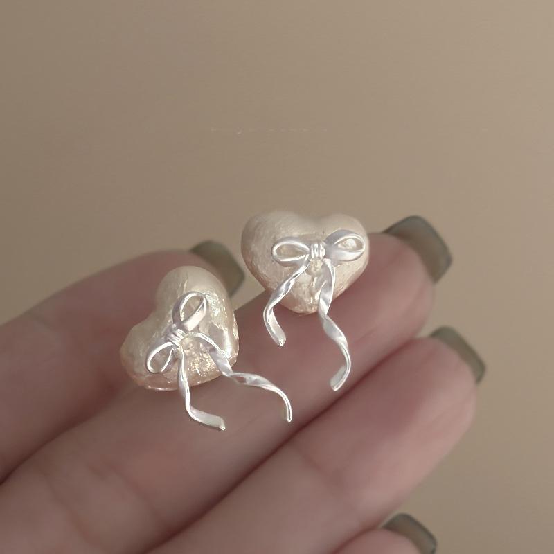 

Серьги-пусеты в виде бантиков с жемчугом в форме сердца, простой и уникальный дизайн, серьги, модные и универсальные серьги, женский премиальный стиль