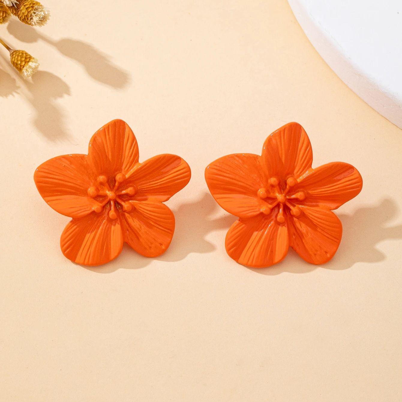 

A Pair of Orange Flower Earrings for Women, European and American Style Retro Five-Petal Flower Earrings, Niche Design Versatile and Bold Earrings