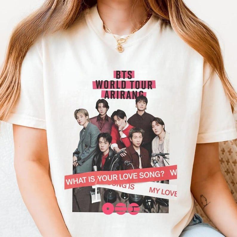 

Футболка BTS Love Song, Футболка K-pop группы Bangtan, Футболка для фанатов Bangtan, Мерч K-pop музыки, Подарок для ARMY, Футболка для концерта, Подарок для фаната World Tour 2026 4XL