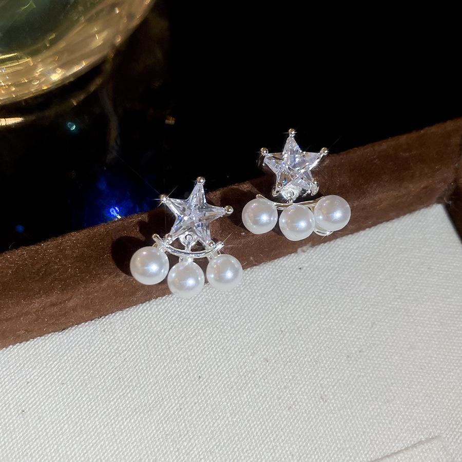 

Silver Needle Star Stud Earrings with Zircon & Imitation Pearls – Elegant, Retro, Versatile, and Luxurious Ear Jewelry.