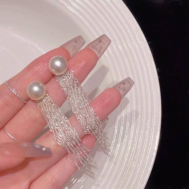 High-End Heart Tassel Earrings: Slimming, Long Dangle for Round Faces - Luxurious and Niche Design